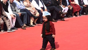 Aavyan Tomar was wearing a red sweater, black muffler and spectacles and moustaches completed his look as the Delhi Chief Minister.(HT Photo) Aavyan Tomar was wearing a red sweater, black muffler and spectacles and moustaches completed his look as the Delhi Chief Minister.(HT Photo)