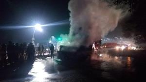 At least seven people were charred to death when a truck and a van collided on Unnao-Hardoi turn, near Lucknow-Agra Expressway toll plaza(HT Photo) At least seven people were charred to death when a truck and a van collided on Unnao-Hardoi turn, near Lucknow-Agra Expressway toll plaza(HT Photo)