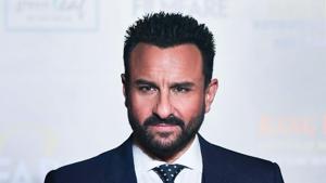 Saif Ali Khan poses for photos on his arrival at Filmfare Glamour and Style Awards.(PTI) Saif Ali Khan poses for photos on his arrival at Filmfare Glamour and Style Awards.(PTI)