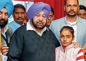 Punjab chief minister Captain Amarinder Singh with Class 9 student Amandeep Kaur who saved four chldren.(HT PHOTO)
