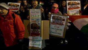 Protesters hold placards outside Pakistan high commission while demonstrating against abduction and conversion of girls from minority communities in Pakistan.(ANI Photo) Protesters hold placards outside Pakistan high commission while demonstrating against abduction and conversion of girls from minority communities in Pakistan.(ANI Photo)