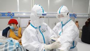 A medical worker writes down a patient's dietary information on a colleague's protective suit inside Leishenshan hospital, a makeshift hospital to treat patients with the novel coronavirus, in Wuhan, Hubei province, China February 16, 2020.(Reuters Photo) A medical worker writes down a patient's dietary information on a colleague's protective suit inside Leishenshan hospital, a makeshift hospital to treat patients with the novel coronavirus, in Wuhan, Hubei province, China February 16, 2020.(Reuters Photo)