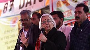 Senior lawyers Sanjey Hegde and Sadhna Ramachandran speak to Shaheen Bagh protesters in New Delhi on Wednesday.(Burhaan Kinu/HT Photo) Senior lawyers Sanjey Hegde and Sadhna Ramachandran speak to Shaheen Bagh protesters in New Delhi on Wednesday.(Burhaan Kinu/HT Photo)