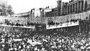 A huge crowd greets Dwight D Eisenhower (R) at Connaught Place in Delhi in 1959.(HT File) A huge crowd greets Dwight D Eisenhower (R) at Connaught Place in Delhi in 1959.(HT File)