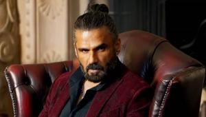 Suniel Shetty was irked when a fan got too close while taking pictures. Suniel Shetty was irked when a fan got too close while taking pictures.