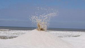 The image shows an ‘ice volcano’ erupting.(Twitter/@NWSGrandRapids) The image shows an ‘ice volcano’ erupting.(Twitter/@NWSGrandRapids)
