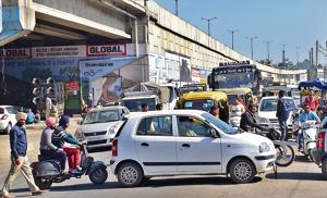Vehicles moving in a haphazard manner on the Lalhari Road in Khanna is a regular sight.(Gurpreet Singh/HT)