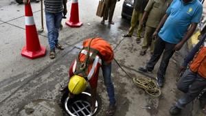 Civic apathy chokes Mumbai: Jayram Mandal, the father alleged that her daughter could have been saved had the rescue operations began on time.(Anshuman Poyrekar/HT FILE Photo (Image for representation purpose)) Civic apathy chokes Mumbai: Jayram Mandal, the father alleged that her daughter could have been saved had the rescue operations began on time.(Anshuman Poyrekar/HT FILE Photo (Image for representation purpose))