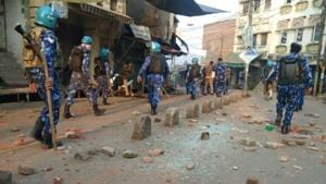 Amid stone pelting, the van of the Rapid Action Force was damaged and police barricades were set on fire.(HINDUSTAN PHOTO.) Amid stone pelting, the van of the Rapid Action Force was damaged and police barricades were set on fire.(HINDUSTAN PHOTO.)