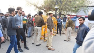 Delhi police remove barricades for open from Shaheen Bagh for onward movement to Kalindi Kunj and Noida on Sunday.(Raj K Raj/ HT Photo) Delhi police remove barricades for open from Shaheen Bagh for onward movement to Kalindi Kunj and Noida on Sunday.(Raj K Raj/ HT Photo)