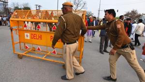 Delhi police remove barricades as the road from Jamia to Noida, shut due to Shaheen Bagh protests, reopened briefly, in New Delhi, India, on Saturday, February 22, 2020.(Raj K Raj/HT PHOTO) Delhi police remove barricades as the road from Jamia to Noida, shut due to Shaheen Bagh protests, reopened briefly, in New Delhi, India, on Saturday, February 22, 2020.(Raj K Raj/HT PHOTO)