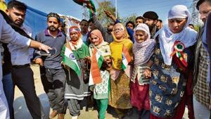 A group of elderly women protesters approach towards police officers to seek permission to meet Home Minister Amit Shah, at Shaheen Bagh, in New Delhi.(Photo by Burhaan Kinu / Hindustan Times) A group of elderly women protesters approach towards police officers to seek permission to meet Home Minister Amit Shah, at Shaheen Bagh, in New Delhi.(Photo by Burhaan Kinu / Hindustan Times)