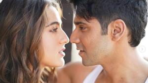 Sara Ali Khan and Varun Dhawan shared pictures, announcing the wrapping up of Coolie No 1.(Instagram) Sara Ali Khan and Varun Dhawan shared pictures, announcing the wrapping up of Coolie No 1.(Instagram)