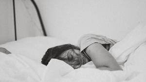 Your significant other’s T-shirt wrapped around your pillow can improve the quality of your sleep regardless of whether or not you are consciously aware that the scent is even present.(UNSPLASH) Your significant other’s T-shirt wrapped around your pillow can improve the quality of your sleep regardless of whether or not you are consciously aware that the scent is even present.(UNSPLASH)