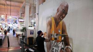 Muralist Jonas Never paints a portrait of late retired basketball player Kobe Bryant.(REUTERS) Muralist Jonas Never paints a portrait of late retired basketball player Kobe Bryant.(REUTERS)