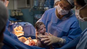 Isabela can be seen giving a disgruntled expression when she was being made to cry for the first time.(Facebook/ Rodrigo Kunstmann Fotógrafo Profissional) Isabela can be seen giving a disgruntled expression when she was being made to cry for the first time.(Facebook/ Rodrigo Kunstmann Fotógrafo Profissional)