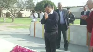 Arvind Kejriwal on Tuesday prayed at Mahatma Gandhi’s memorial Rajghat and called for peace(ANI/Twitter) Arvind Kejriwal on Tuesday prayed at Mahatma Gandhi’s memorial Rajghat and called for peace(ANI/Twitter)