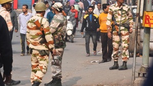 Delhi Police personnel at Maujpur Chowk, one of the areas rocked by violence in Northeast Delhi.(Raj K Raj) Delhi Police personnel at Maujpur Chowk, one of the areas rocked by violence in Northeast Delhi.(Raj K Raj)