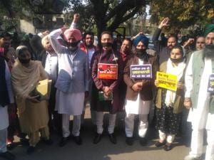 Aam Aadmi Party leaders, led by leader of opposition Harpal Singh Cheema, protesting outside the Punjab assembly in Chandigarh on Wednesday.(Keshav Singh/HT) Aam Aadmi Party leaders, led by leader of opposition Harpal Singh Cheema, protesting outside the Punjab assembly in Chandigarh on Wednesday.(Keshav Singh/HT)