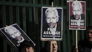 Supporters of Julian Assange hold placards as they protest on the second day of a week of opening arguments for the extradition of Wikileaks founder Julian Assange outside Belmarsh Magistrates' Court in south east London, Tuesday, Feb. 25, 2020.(AP) Supporters of Julian Assange hold placards as they protest on the second day of a week of opening arguments for the extradition of Wikileaks founder Julian Assange outside Belmarsh Magistrates' Court in south east London, Tuesday, Feb. 25, 2020.(AP)