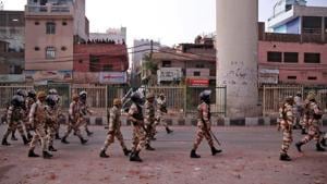 Paramilitary troops patrol in a riot affected area after clashes erupted between people demonstrating for and against a new citizenship law in New Delhi.(REUTERS) Paramilitary troops patrol in a riot affected area after clashes erupted between people demonstrating for and against a new citizenship law in New Delhi.(REUTERS)