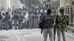 Police personnel try to stop demonstrators at Jafrabad-Maujpur road in New Delhi after clashes and stone-pelting between pro- and anti-CAA groups, on Tuesday.(ANI Photo) Police personnel try to stop demonstrators at Jafrabad-Maujpur road in New Delhi after clashes and stone-pelting between pro- and anti-CAA groups, on Tuesday.(ANI Photo)