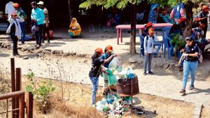 On February 23, 1,400 NSS students, along with SPPU vice-chancellor Nitin Karmalkar participated in a Sinhagad fort cleaning drive(HT PHOTO) On February 23, 1,400 NSS students, along with SPPU vice-chancellor Nitin Karmalkar participated in a Sinhagad fort cleaning drive(HT PHOTO)