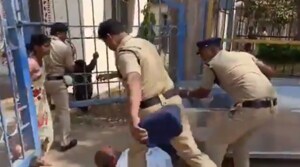 As the police were rushing the freezer box towards the hospital, the girl’s father suddenly squatted in front of the box and caught hold of it, pleading with the police to take action against the college authorities.(Screengrab)