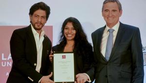 Indian bollywood actor Shah Rukh Khan (L) and Australia Chancellor of La Trobe University, Australian John Brumby (R) pose for pictures during the La Trobe University PhD scholarship to PhD research student Gopika Kottantharayil Bhasi (C)at the Indian Cinema Attraction Fund and 10th Indian Film Festival of Melbourne Celebration, in Mumbai on February 26, 2020.(AFP)