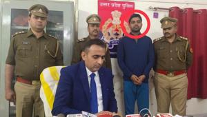 GRP Superintendent of Police Jogendra Kumar addressing a press conference after arrest of accused Sanjeev Gurjar (second from right) at Agra Cantt on Saturday.(HT Photo) GRP Superintendent of Police Jogendra Kumar addressing a press conference after arrest of accused Sanjeev Gurjar (second from right) at Agra Cantt on Saturday.(HT Photo)