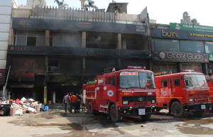 Smoke billowing out of a showroom even a day after fire erupted in its basement in Phase 5, Mohali.(Gurminder Singh/Hindustan Times) Smoke billowing out of a showroom even a day after fire erupted in its basement in Phase 5, Mohali.(Gurminder Singh/Hindustan Times)
