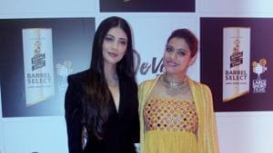 Devi star casts Shruti Hassan and Kajol pose for a photo at the premiere of the film organized by Royal Stag Barrel Select Large Short Films, in Mumbai on Monday.(ANI)