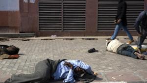 People sleep on a sidewalk near Chandni Chowk market in New Delhi.(Bloomberg) People sleep on a sidewalk near Chandni Chowk market in New Delhi.(Bloomberg)