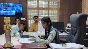 International Women’s Day 2020: Schoolgirl Poonam Deshmukh on collector’s chair.(Twitter/@oiseaulibre3) International Women’s Day 2020: Schoolgirl Poonam Deshmukh on collector’s chair.(Twitter/@oiseaulibre3)
