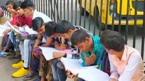 Students revising notes before the exam(Vijayanand Gupta/Hindustan Times) Students revising notes before the exam(Vijayanand Gupta/Hindustan Times)