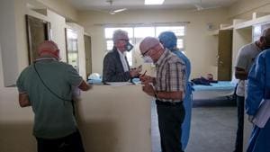 Italian tourists interact with medical staff and fill up forms after being put in preventive isolation at ITBP quarantine facility in Chhawla near Delhi.(AFP Photo) Italian tourists interact with medical staff and fill up forms after being put in preventive isolation at ITBP quarantine facility in Chhawla near Delhi.(AFP Photo)