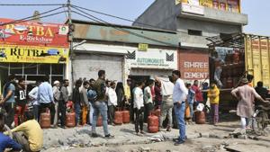Locals stand in a queue to collect LPG cylinders following shortage in the riot affected area of northeast Delhi.(PTI) Locals stand in a queue to collect LPG cylinders following shortage in the riot affected area of northeast Delhi.(PTI)