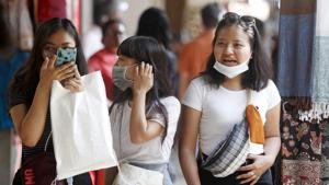 Maharashtra, Mar 04 (ANI): Tourists wearing a mask as part of preventive measures for the deadly coronavirus, at Colaba in Mumbai on Wednesday. (ANI Photo)(ANI) Maharashtra, Mar 04 (ANI): Tourists wearing a mask as part of preventive measures for the deadly coronavirus, at Colaba in Mumbai on Wednesday. (ANI Photo)(ANI)