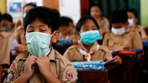 Students wear protective masks in school after Indonesia confirmed its first cases of COVID-19 in Jakarta, Indonesia on March 4, 2020.(Reuters Photo) Students wear protective masks in school after Indonesia confirmed its first cases of COVID-19 in Jakarta, Indonesia on March 4, 2020.(Reuters Photo)