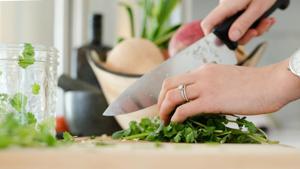The study stated that 7 out of 10 mothers in India expect their husbands to help them with kitchen work.(Unsplash) The study stated that 7 out of 10 mothers in India expect their husbands to help them with kitchen work.(Unsplash)