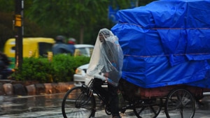 The minimum temperature recorded by the IMD in Delhi on Friday was 14 degrees Celsius, while the maximum was 22 degrees.(RAJ K RAJ/HT PHOTO.) The minimum temperature recorded by the IMD in Delhi on Friday was 14 degrees Celsius, while the maximum was 22 degrees.(RAJ K RAJ/HT PHOTO.)