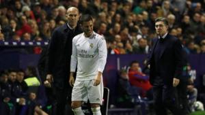 Soccer Football - La Liga Santander - Levante v Real Madrid - Estadi Ciutat de Valencia, Valencia, Spain - February 22, 2020 Real Madrid Eden Hazard reacts after he was substituted as coach Zinedine Zidane looks on REUTERS/Jon Nazca(REUTERS) Soccer Football - La Liga Santander - Levante v Real Madrid - Estadi Ciutat de Valencia, Valencia, Spain - February 22, 2020 Real Madrid Eden Hazard reacts after he was substituted as coach Zinedine Zidane looks on REUTERS/Jon Nazca(REUTERS)