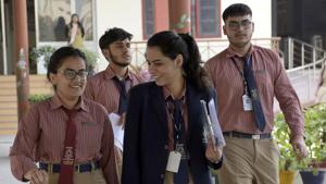 CBSE class 12th students discussing question papers after exam.(HT File) CBSE class 12th students discussing question papers after exam.(HT File)