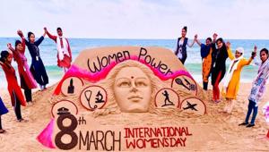 Sudarsan Pattnaik shared the image of the artwork and the women artists.(Twitter/@sudarsansand) Sudarsan Pattnaik shared the image of the artwork and the women artists.(Twitter/@sudarsansand)