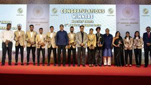 Manpreet Singh and Rani Rampal along with other award winners.(Hockey India) Manpreet Singh and Rani Rampal along with other award winners.(Hockey India)