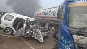 The multi-utility vehicle (MUV) and the oil tanker near Panihari village in Haryana’s Sirsa district around 8am on Sunday.(HT PHOTO) The multi-utility vehicle (MUV) and the oil tanker near Panihari village in Haryana’s Sirsa district around 8am on Sunday.(HT PHOTO)