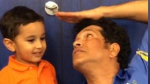 Irfan Pathan’s son with Sachin Tendulkar.(Twitter) Irfan Pathan’s son with Sachin Tendulkar.(Twitter)
