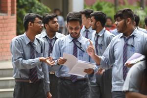 Students of class 12th leave after appearing for the CBSE Board Exam of accountancy in New Delhi.(Sanchit Khanna/HT PHOTO) Students of class 12th leave after appearing for the CBSE Board Exam of accountancy in New Delhi.(Sanchit Khanna/HT PHOTO)