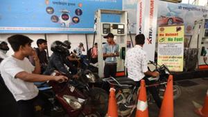Fuel prices have been on the decline since Februray 27 on international trends. Petrol prices have in all fallen by Rs 1.42 a litre since then and diesel rates have dropped by Rs 1.44 per litre.(Virendra Singh Gosain/HT File Photo) Fuel prices have been on the decline since Februray 27 on international trends. Petrol prices have in all fallen by Rs 1.42 a litre since then and diesel rates have dropped by Rs 1.44 per litre.(Virendra Singh Gosain/HT File Photo)