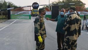 Indian Border Security Force (BSF), wearing facemasks as a preventive measure against the spread of the COVID-19 coronavirus outbreak.(AFP photo) Indian Border Security Force (BSF), wearing facemasks as a preventive measure against the spread of the COVID-19 coronavirus outbreak.(AFP photo)